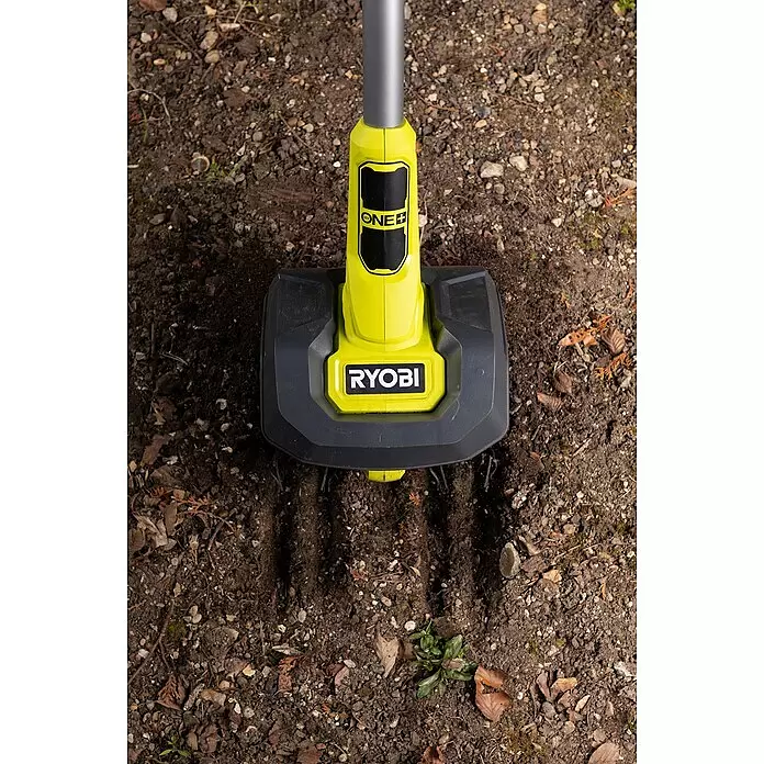 Ryobi ONE+ Akku-Bodenhacke RY18CVA-0 - Ohne Akku, Li-Ionen, 18 V - Gelber und schwarzer Ryobi ONE+ Kultivator bearbeitet Erde, hinterlässt deutliche Furchen. Von oben gesehen.