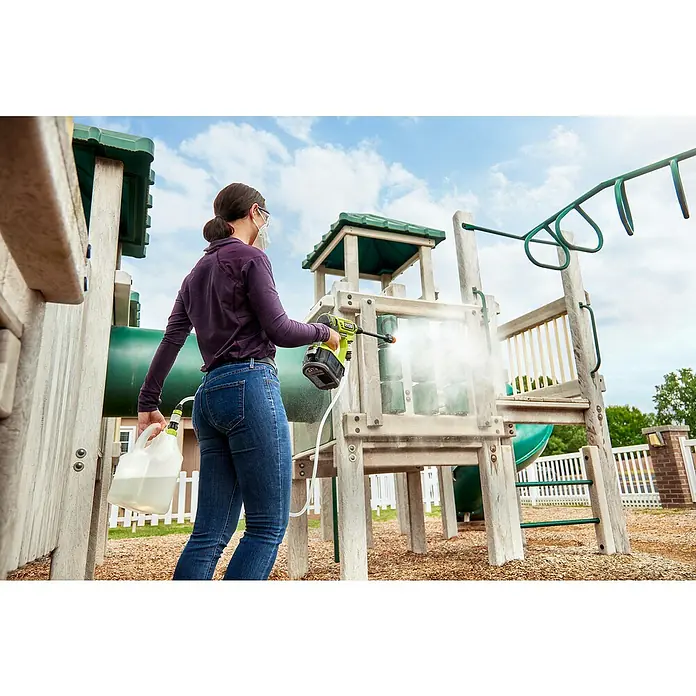 Ryobi ONE+ Druckreiniger Kaltverneblungsdüsen-Set RAC754 - Passend für: Alle Ryobi 18 V Mitteldruckreiniger - Eine Frau reinigt mit einem Ryobi-Akku-Sprühgerät einen Spielplatz, um die Sicherheit und Sauberkeit für Kinder zu gewährleisten.