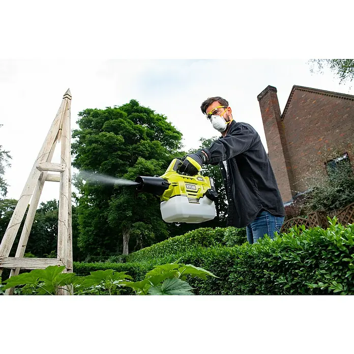 Ryobi ONE+ Akku-Sprühgerät RY18FGA-0 - 18 V, Anzahl Akkus: Ohne Akku - Ein Mann benutzt einen Ryobi Akku-Sprühgerät im Garten, um Pflanzen zu besprühen. Er trägt dabei Schutzkleidung für die Arbeit.