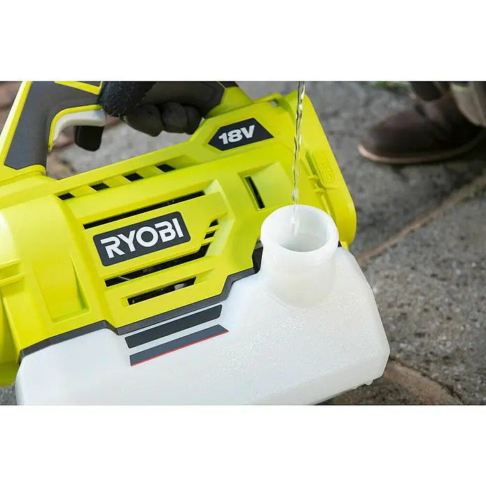 Ryobi ONE+ Akku-Sprühgerät RY18FGA-0 - 18 V, Anzahl Akkus: Ohne Akku - Ein Ryobi 18V-Gerät wird mit Flüssigkeit befüllt, um die optimale Leistung des Geräts zu gewährleisten, ideal für Gartenarbeiten und Reinigungsprojekte.