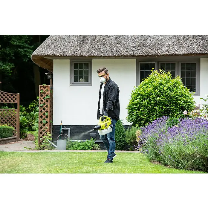 Ryobi ONE+ Akku-Sprühgerät RY18FGA-0 - 18 V, Anzahl Akkus: Ohne Akku - Ein Mann benutzt eine Ryobi-Sprühvorrichtung im Garten, um Pflanzen zu schützen, mit Haus im Hintergrund.