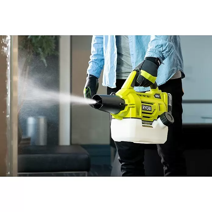 Ryobi ONE+ Akku-Sprühgerät RY18FGA-0 - 18 V, Anzahl Akkus: Ohne Akku - Person in Arbeitshandschuhen hält ein grünes und schwarzes Ryobi Akku-Vernebelungsgerät, das feinen Nebel ausstößt.