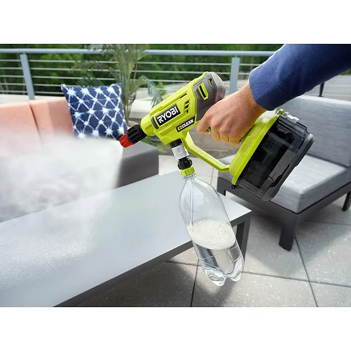 Ryobi ONE+ Druckreiniger Kaltverneblungsdüsen-Set RAC754 - Passend für: Alle Ryobi 18 V Mitteldruckreiniger - Nahaufnahme eines Ryobi EZ Clean Power Cleaners, der eine Oberfläche besprüht, mit einem Akku und einer Wasserflasche befestigt.