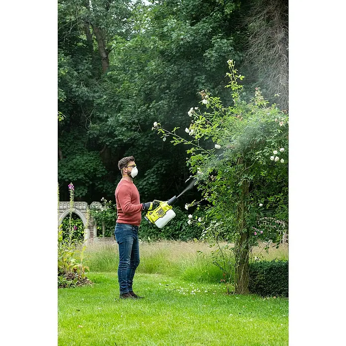 Ryobi ONE+ Akku-Sprühgerät RY18FGA-0 - 18 V, Anzahl Akkus: Ohne Akku - Ein Mann benutzt einen Ryobi-Sprühgerät, um Rosenbüsche in einem Garten zu besprühen. Das Gerät ist gelb und weiß.