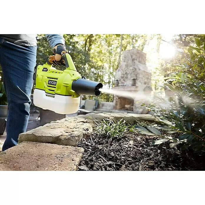 Ryobi ONE+ Akku-Sprühgerät RY18FGA-0 - 18 V, Anzahl Akkus: Ohne Akku - Person hält einen limettengrünen und weißen Ryobi 18V Vernebler, der Nebel auf ein Gartenbeet sprüht.
