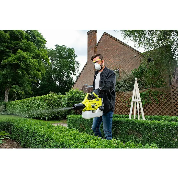 Ryobi ONE+ Akku-Sprühgerät RY18FGA-0 - 18 V, Anzahl Akkus: Ohne Akku - Mann mit Ryobi Akku-Sprühgerät zur Gartenpflege, inklusive Schutzmaske und Brille für Sicherheit.
