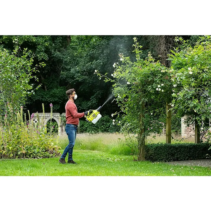 Ryobi ONE+ Akku-Sprühgerät RY18FGA-0 - 18 V, Anzahl Akkus: Ohne Akku - Ein Mann benutzt einen Ryobi-Sprühnebler, um Pflanzen im Garten zu besprühen, geschützt durch Maske und Handschuhe.