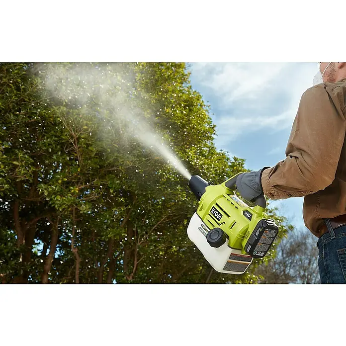 Ryobi ONE+ Akku-Sprühgerät RY18FGA-0 - 18 V, Anzahl Akkus: Ohne Akku - Ryobi 18V ONE+ Akku-Sprühgerät im Einsatz, ideal für Gartenarbeiten. Müheloses Sprühen für gesunde Pflanzen.