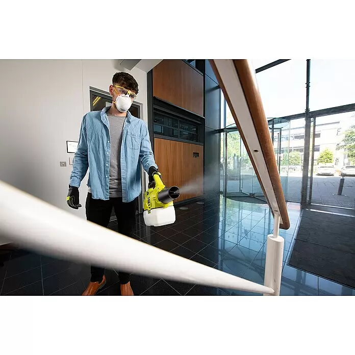 Ryobi ONE+ Akku-Sprühgerät RY18FGA-0 - 18 V, Anzahl Akkus: Ohne Akku - Eine Person benutzt einen gelb-schwarzen Ryobi Vernebler, der Nebel ausstößt, um eine geräumige Gebäudelobby zu desinfizieren.