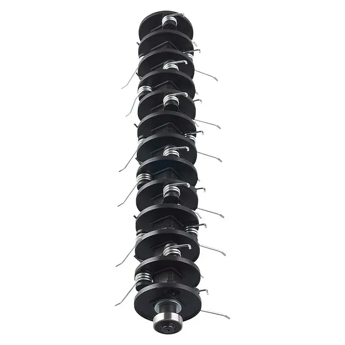 Ryobi Lüfterwalze RAC821 - Passend für: RY18SFX35A und RY1400SF35B - Nahaufnahme einer Rasenlüfterwalze mit schwarzen Rädern und silbernen Zinken auf schwarzem Hintergrund.
