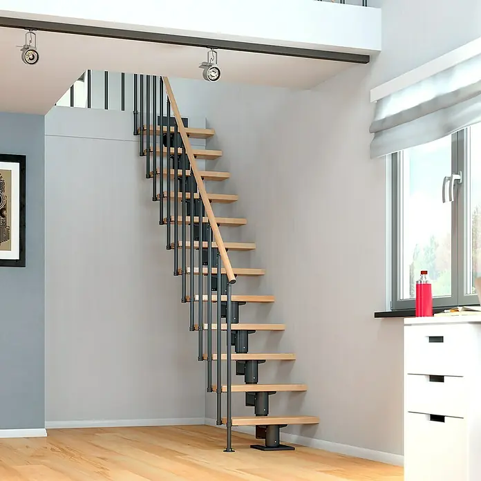 Dolle Mittelholmtreppe DublinBreite: 75 cm, Anthrazitgrau, Gerade, Farbe Stufen: Buche Natur, Geschosshöhe: 278 cm - 337 cm, Einzelstabgeländer - Diese Aufnahme zeigt eine elegante Treppe mit hellen Holzstufen und einem schlichten, modernen Design, ideal für stilvolle Innenräume.