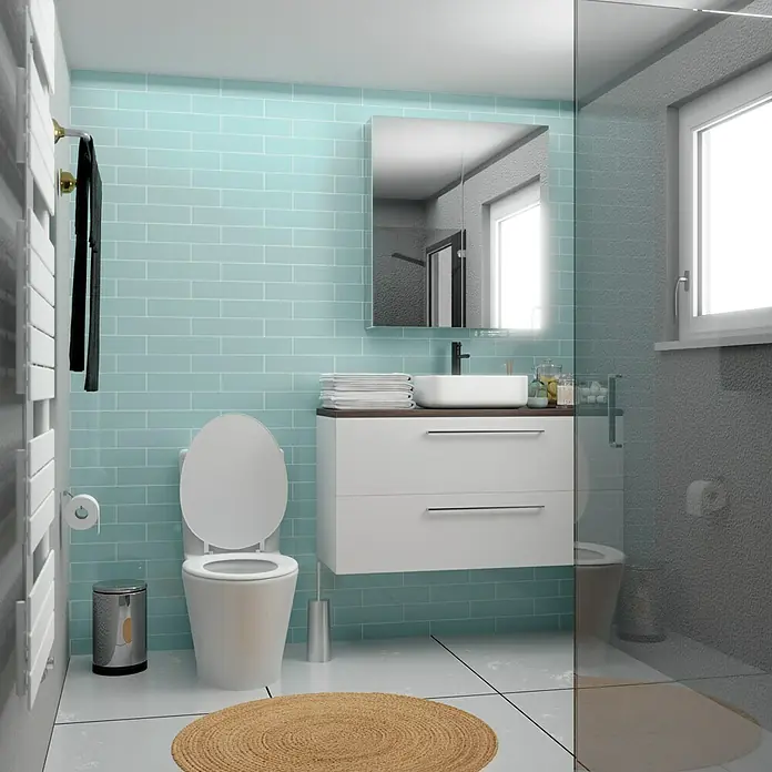 Modern Style Wandfliese Alboran Aqua - 7,5 x 30 cm, Hellblau, Glänzend - Modernes Badezimmer mit Waschtisch, Toilette und Spiegel. Das Badezimmer ist mit hellblauen Fliesen und weißen Akzenten gestaltet.