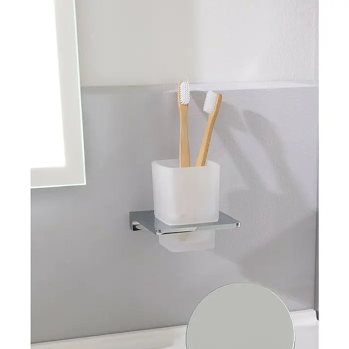 Phoenix Zahnputzglas - Mit Halterung, 10,4 x 10 x 11 cm, Chrom - Ein moderner Zahnputzbecherhalter mit zwei Holzzahnbürsten auf einem grauen Badezimmerhintergrund.