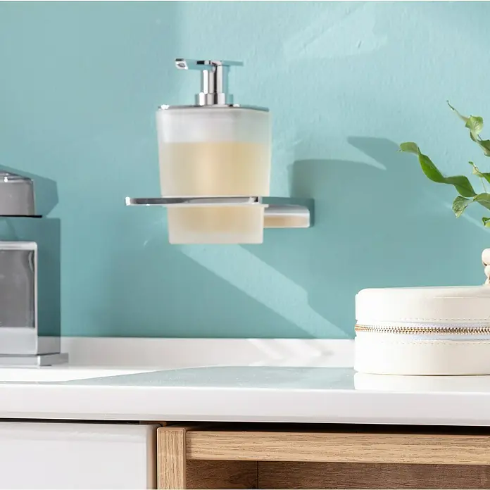 Lanzet Seifenspender - Metall, Chrom - Ein moderner Seifenspender aus Glas mit Chrom-Akzenten, ideal für stilvolle Badezimmer, auf einer weißen Oberfläche.