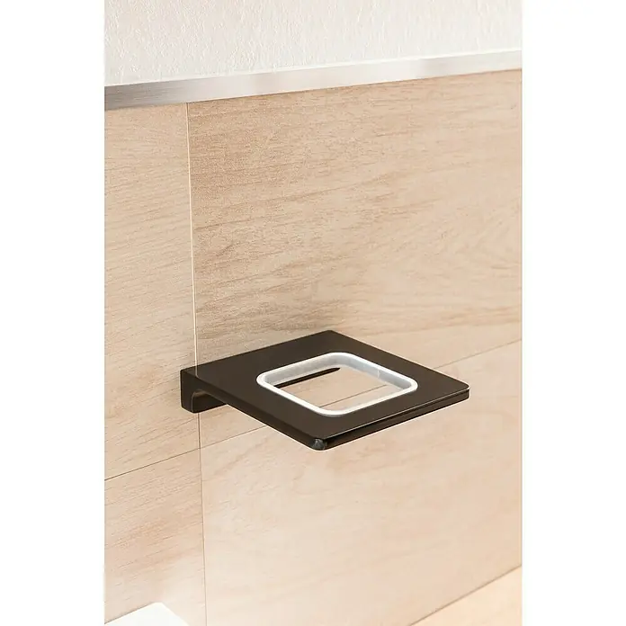 Lanzet Seifenspender - Metall, Schwarz - Moderne schwarze Seifenablage mit quadratischer Form und weißem Einsatz, die an einer beigefarbenen Wand montiert ist.