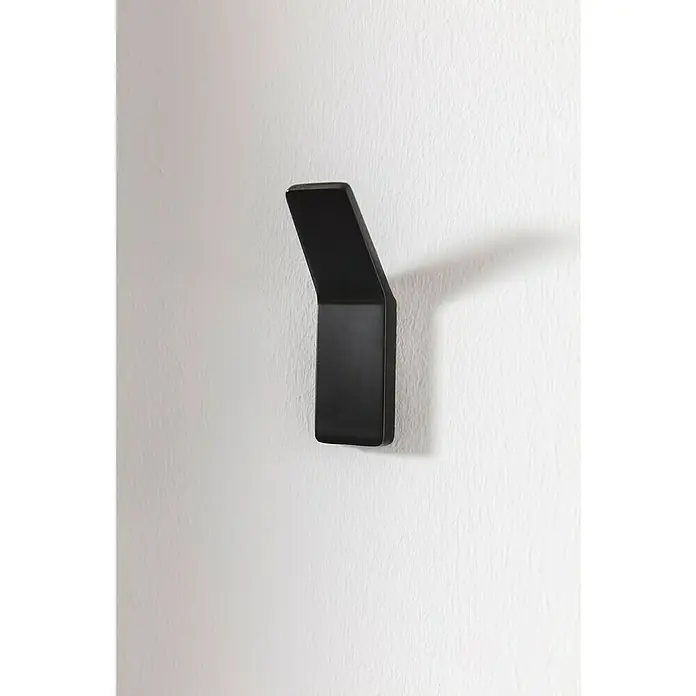 Phoenix Handtuchhaken - 1 Stk., Schwarz, Matt - Nahaufnahme eines modernen, schwarzen Wandhakens an einer weißen Wand, der Funktionalität und minimalistisches Design vereint.