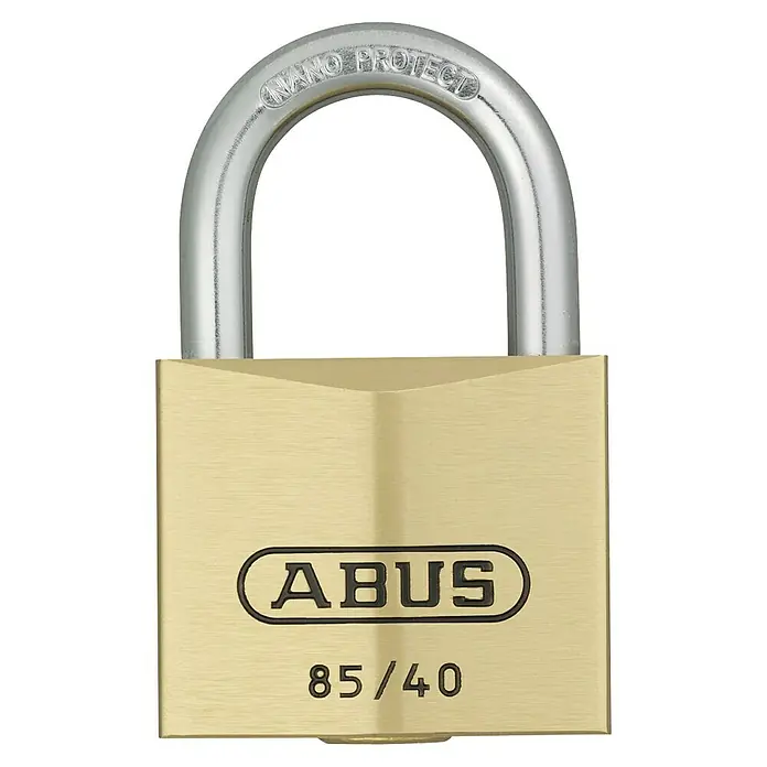 Abus Vorhängeschloss-Set Twins 85/40 - 40 x 85 mm, 2 Stk., Messing - Nahaufnahme eines ABUS 85/40 Messing-Vorhängeschlosses mit einem silbernen "Nano Protect"-Bügel vor einem schwarzen Hintergrund.