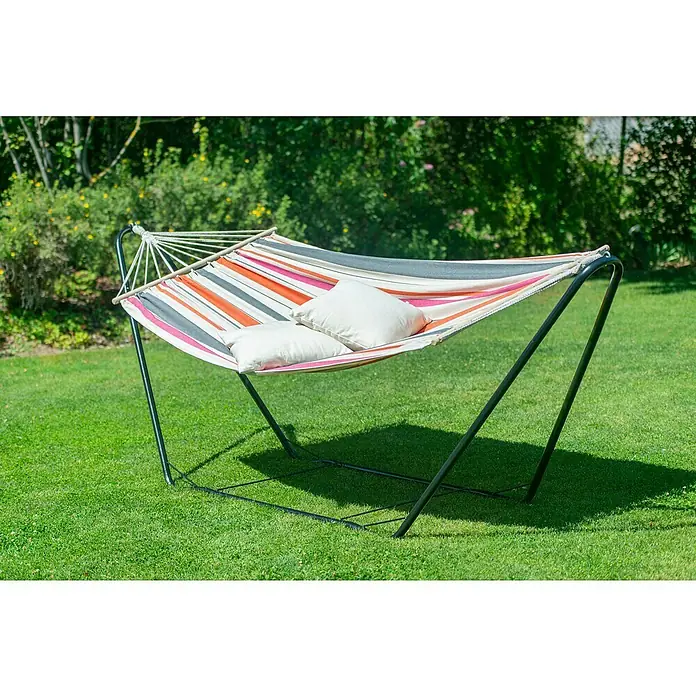 Chillounge Stabhängematte - L x B: 300 x 140 cm, Sunrise - Entspannen Sie im Freien mit dieser gestreiften Hängematte mit Kissen und schwarzem Metallgestell auf grünem Rasen.