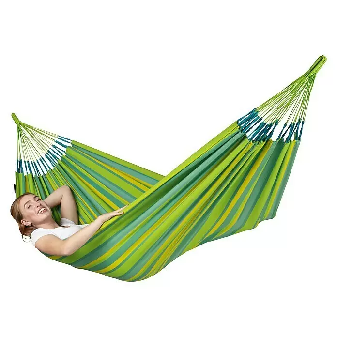 La Siesta Hängematte Brisa - L x B: 300 x 140 cm, Lime - Frau entspannt sich in einer gestreiften grün-gelben Hängematte mit grünen und blauen Seilen.