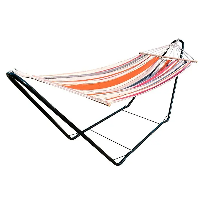 Chillounge Stabhängematte - L x B: 300 x 140 cm, Sunrise - Auf dem Bild ist eine Hängematte mit bunten Streifen auf einem schwarzen Metallgestell zu sehen, die zum Entspannen im Freien einlädt.