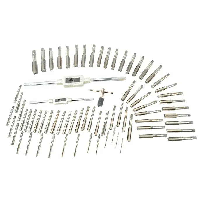 Brüder Mannesmann Gewindeschneidsatz - 110 -tlg. - Das Bild zeigt ein Set von Gewindebohrern, Schneideisen und Windeisen in verschiedenen Größen für die Metallbearbeitung.