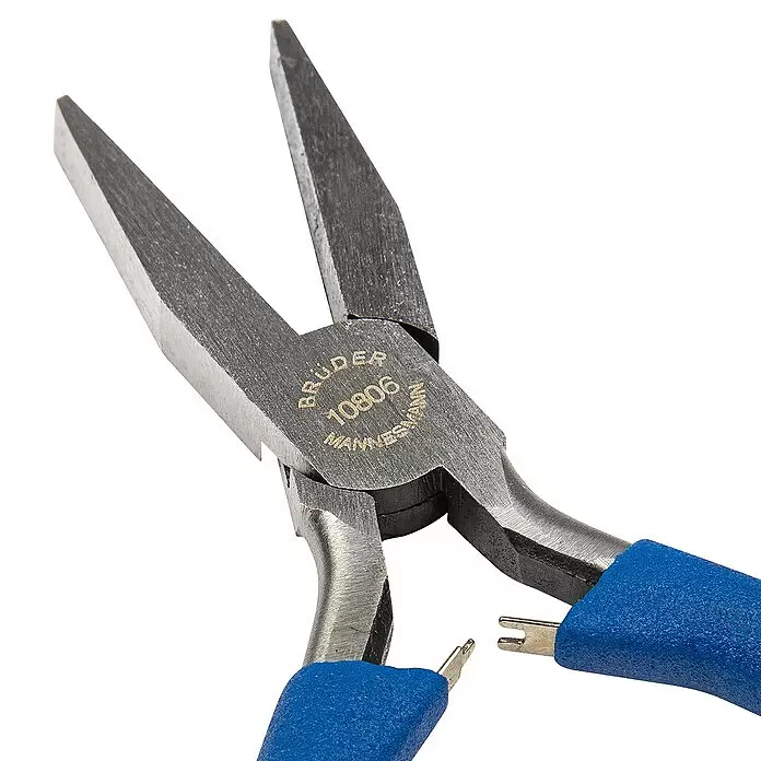 Brüder Mannesmann Zangen-Set - 8 -tlg. - Dunkle Metall-Spitzzange mit blauen Griffen, mit der Marke 'Brüder Mannesmann'.