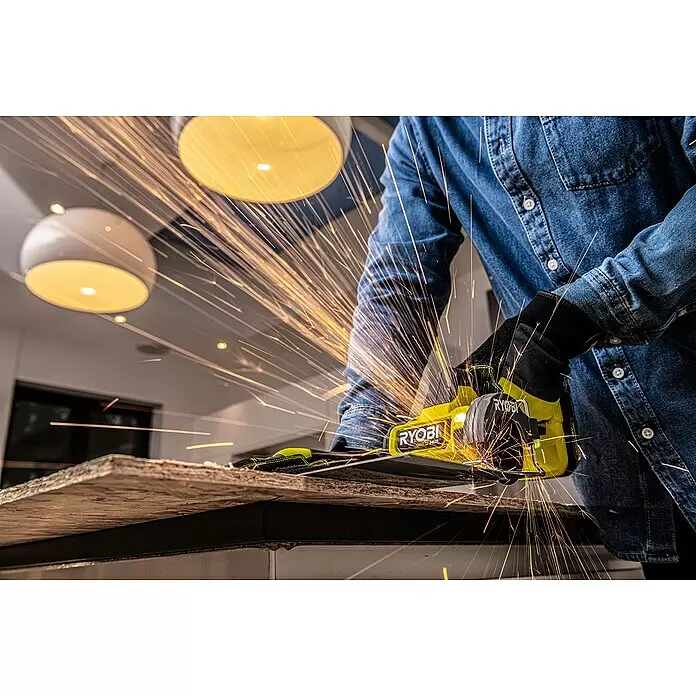 Ryobi ONE+HP Akku-Winkelschleifer RCT18C-0 - 18 V, Ohne Akku - Eine Person in Jeanshemd und Handschuhen benutzt einen gelb-schwarzen RYOBI Winkelschleifer zum Metallschneiden, wobei Funken fliegen.