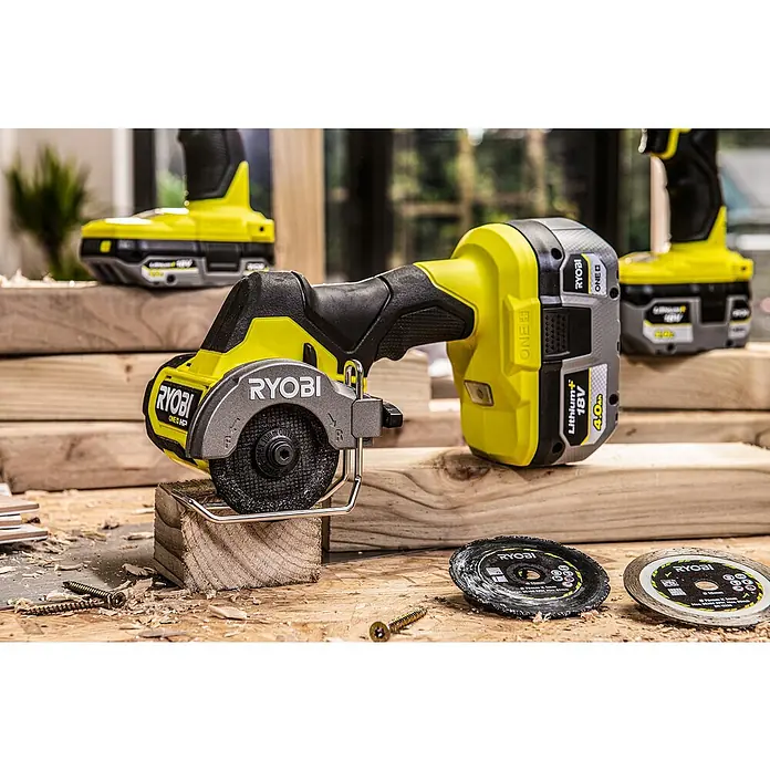 Ryobi ONE+HP Akku-Winkelschleifer RCT18C-0 - 18 V, Ohne Akku - Nahaufnahme einer Ryobi ONE+ 18V Akku-Trennsäge, perfekt für präzise Schnitte mit vielseitigen Trennscheiben, ideal für Heimwerkerarbeiten.