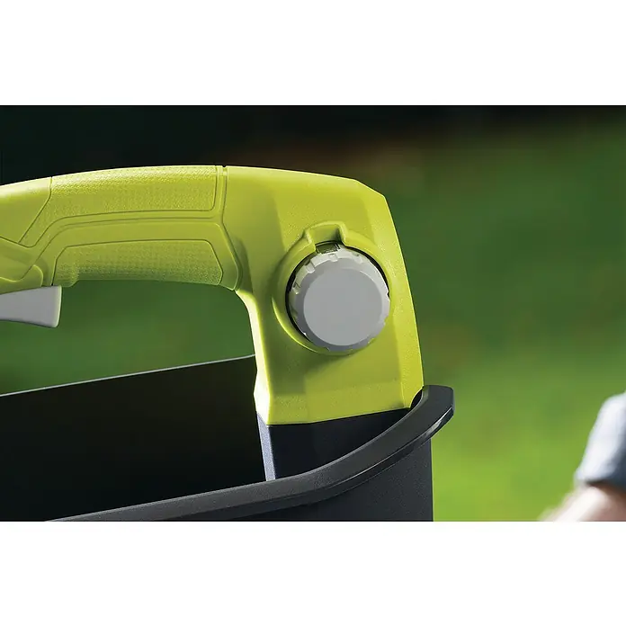 Ryobi ONE+ Handstreuer OSS180018 V, Anzahl Akkus: Ohne Akku - Nahaufnahme des grünen Griffs einer Gartengeräts mit einem grauen Drehknopf zur Steuerung.