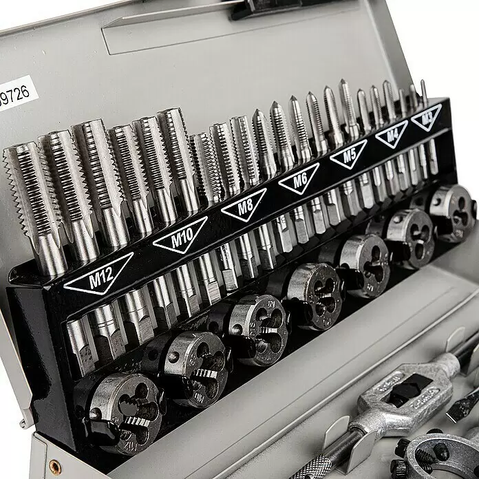 Brüder Mannesmann Gewindeschneidsatz - 32 -tlg. - Metallisches Gewindeschneid-Set mit verschiedenen Größen (M4-M12) in einem grauen Metallkoffer, inklusive Schneidwerkzeugen und Haltern.