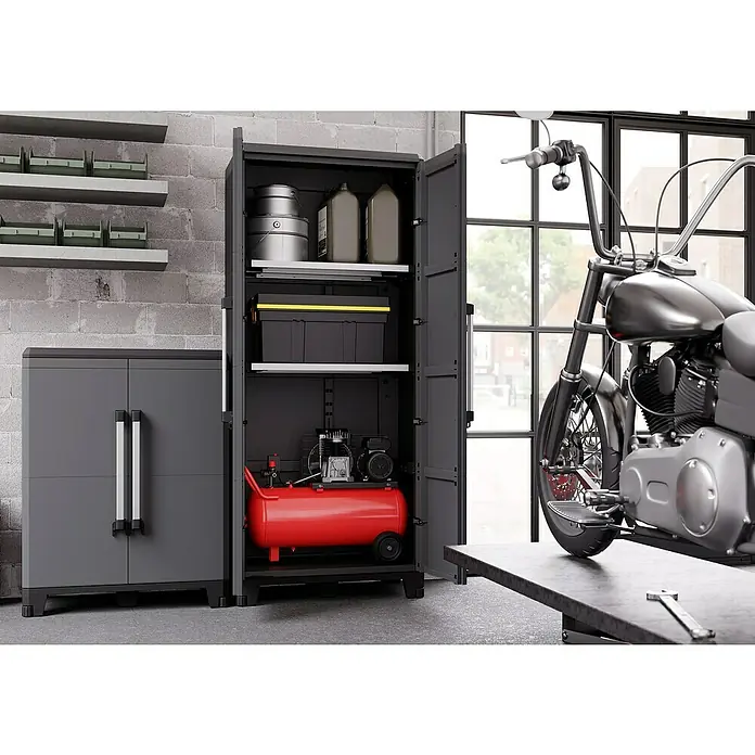 Terry Armario multiusos de plástico  Alto + bajo PRO Modular - Gris/Negro, Plástico - Configuración de taller con armarios de herramientas y motocicleta en el taller. Almacenamiento práctico para herramientas y accesorios.