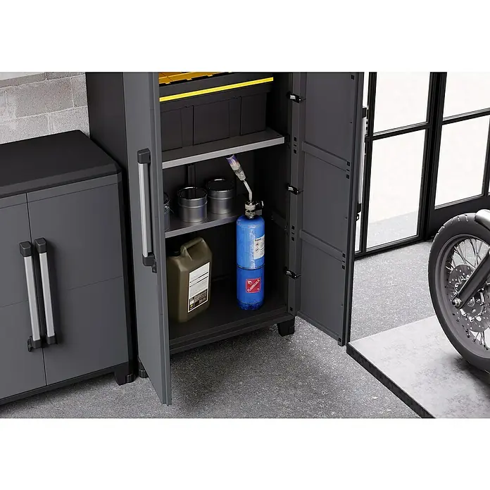 Terry Armario multiusos de plástico  Alto + bajo PRO Modular - Gris/Negro, Plástico - Imagen de un armario de plástico gris con estantes para guardar varios objetos, ideal para soluciones de almacenamiento en garaje.