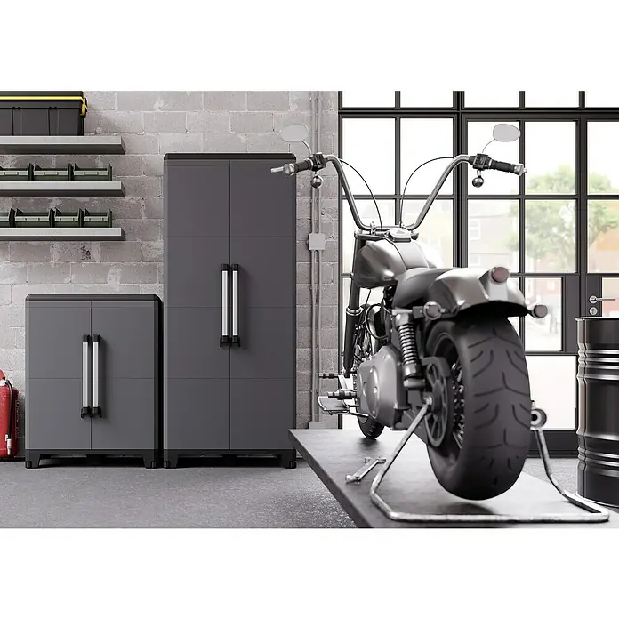 Terry Armario multiusos de plástico  Alto + bajo PRO Modular - Gris/Negro, Plástico - Garaje con armario de herramientas gris y una moto en un banco de trabajo. Solución de almacenamiento y taller ideal para los amantes de la moto.