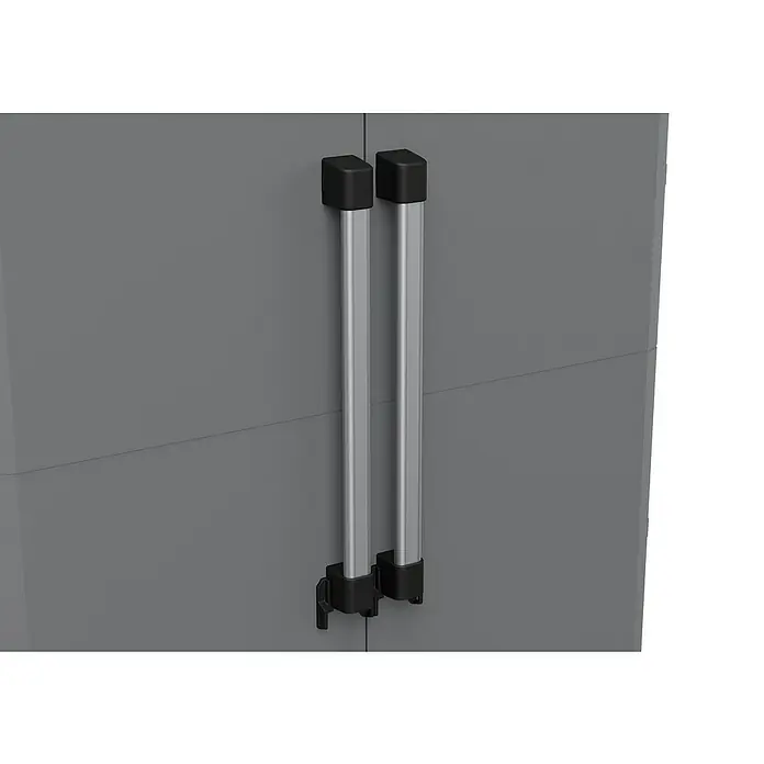 Terry Armario multiusos de plástico  Alto + bajo PRO Modular - Gris/Negro, Plástico - Detalle de un armario de plástico gris con manijas plateadas y tapas negras. Solución de almacenamiento práctica.