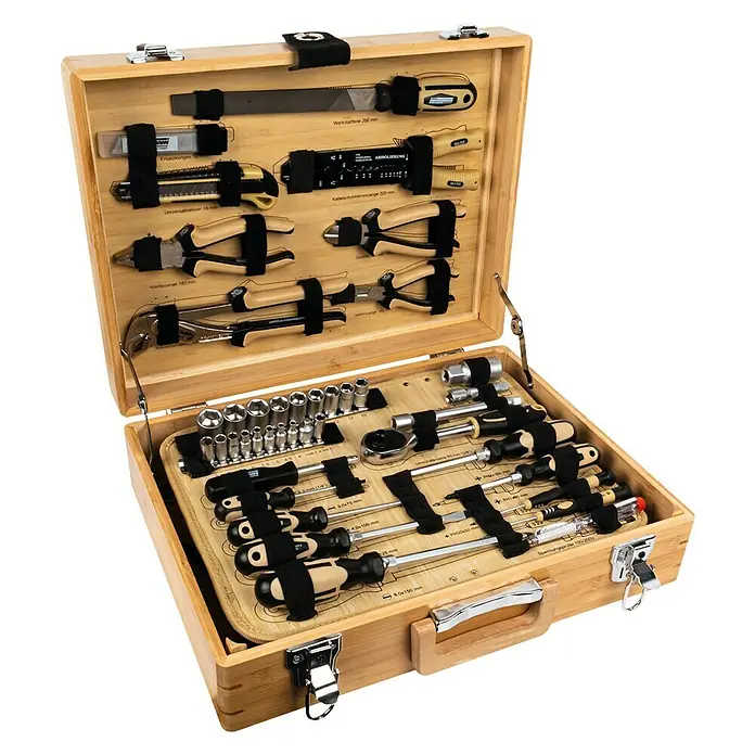 Brüder Mannesmann Werkzeugkoffer Eco-Line - L x B x H: 33 x 44,5 x 13 cm, 108 -tlg. - Ein offener Werkzeugkoffer aus Holz mit einer Vielzahl von Werkzeugen, die ordentlich in Fächern angeordnet sind.
