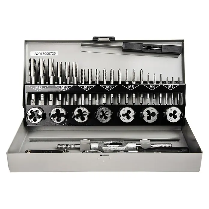 Brüder Mannesmann Gewindeschneidsatz - 32 -tlg. - Das Bild zeigt ein Gewindeschneider- und Schneideisen-Set in einem Metallkoffer, ideal für professionelle und Heimwerker-Anwendungen.