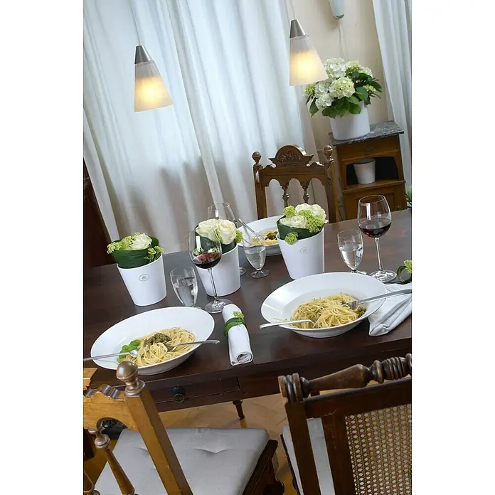 Soendgen Keramik Übertopf rund Dallas Esprit - Außenmaß (Ø x H): 13 x 13 cm, Weiß, Keramik, Matt - Elegante Tischdekoration mit Pasta, Blumen und Wein in stilvollem Ambiente. Stimmungsvolle Beleuchtung sorgt für ein gemütliches Ambiente.