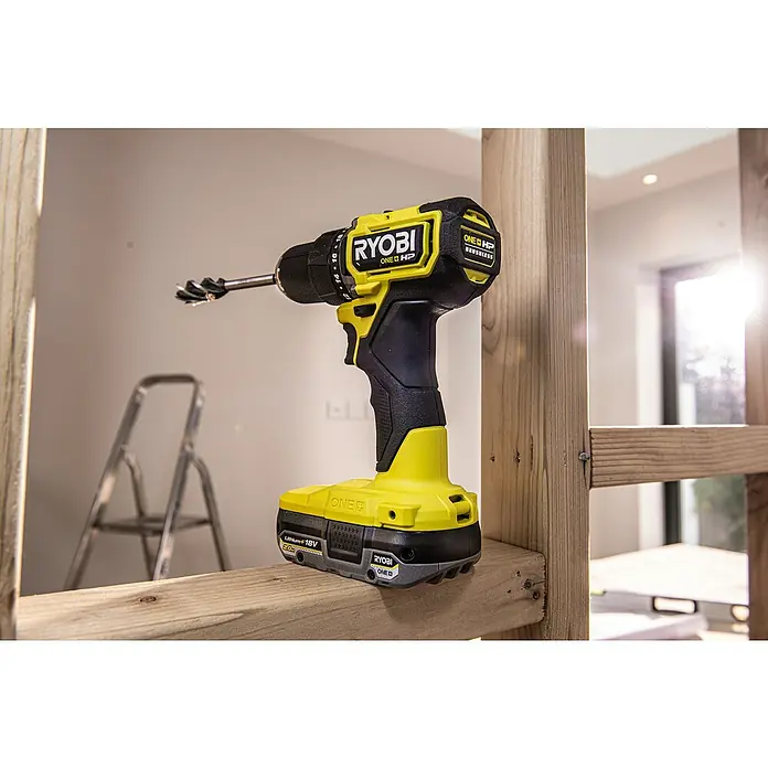 Ryobi ONE+HP Akku-Bohrschrauber RDD18C-0 - 18 V, Ohne Akku, 54 Nm - Nahaufnahme eines Ryobi ONE+ HP Akku-Bohrschraubers mit Bohrer auf einer Holzkonstruktion.