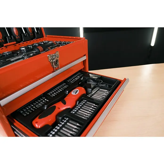 Brüder Mannesmann Werkzeugkasten - L x B x H: 26,5 x 40 x 27,5 cm, 155 -tlg. - Nahaufnahme eines offenen, roten Werkzeugkoffers mit einer Vielzahl von Werkzeugen, einschließlich eines Schraubendrehersatzes.