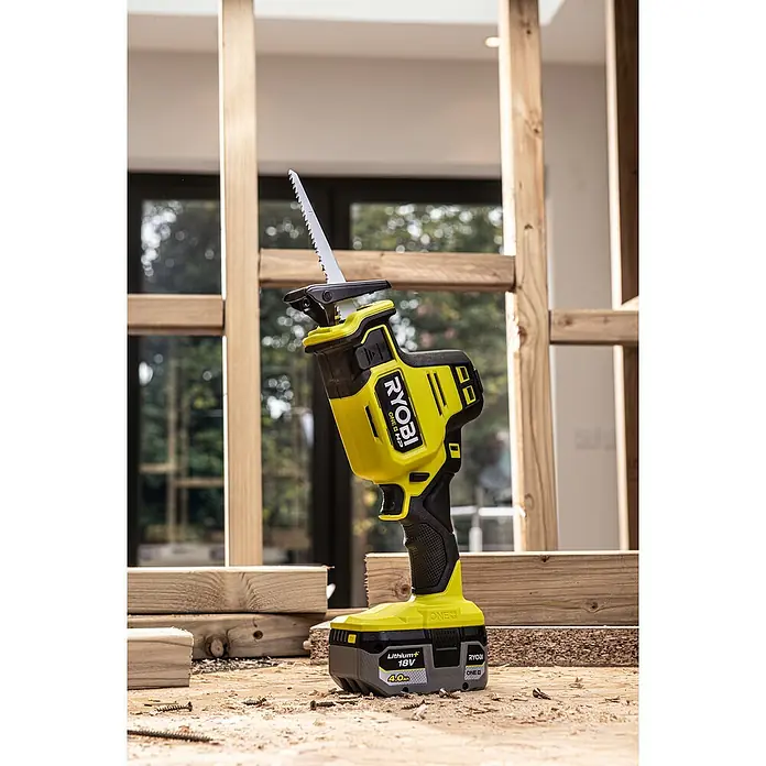 Ryobi ONE+HP Akku-Säbelsäge RRS18C-0 - 18 V, Li-Ionen, Ohne Akku, 3.300 U/min - Nahaufnahme einer gelben Ryobi ONE+ HP Akku-Säbelsäge mit einem 18V Lithium+ Akku auf einer Baustelle.