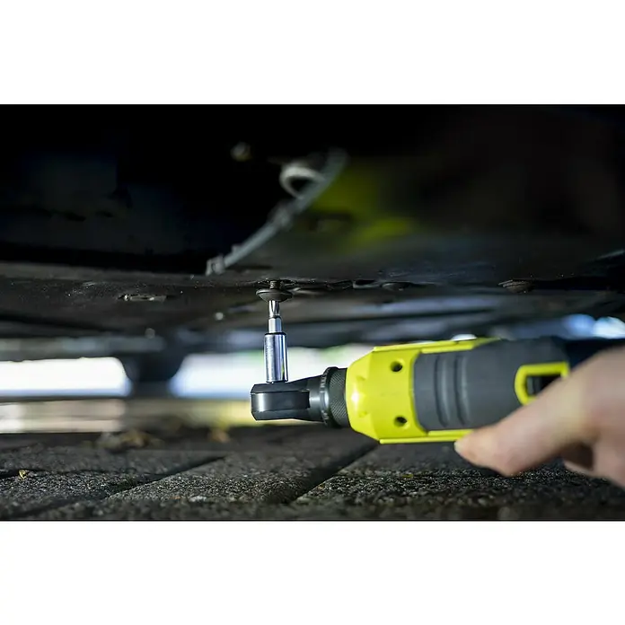 Ryobi ONE+ Akku-Ratschenschrauber R18RW2-0 - 18 V, Ohne Akku, ¼″ - Ein gelber Akku-Ratschenschlüssel befestigt eine Schraube an einem Auto. Ideal für schwer zugängliche Stellen.