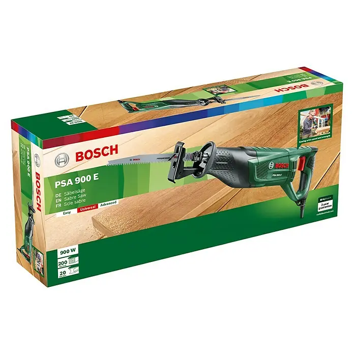 Bosch Säbelsäge PSA 900 E - 900 W, Hublänge: 28 mm, 2 Sägeblätter - Das Bild zeigt eine Bosch PSA 900 E Säbelsäge in ihrer Verpackung. Sie ist grün und schwarz, mit einem Sägeblatt.