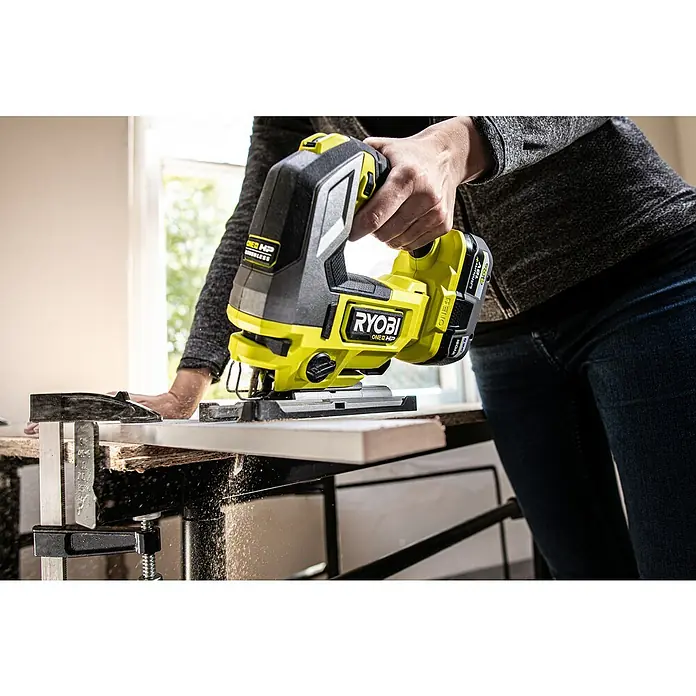 Ryobi ONE+HP Akku-Stichsäge RJS18X-0 Performance18 V, Ohne Akku, Leerlaufhubzahl: 800 /min - 3.400 /min - Die RYOBI ONE+ HP Akku-Stichsäge im Einsatz, ein Werkzeug für präzise Schnitte in Holz, hier fixiert mit einer Schraubzwinge.
