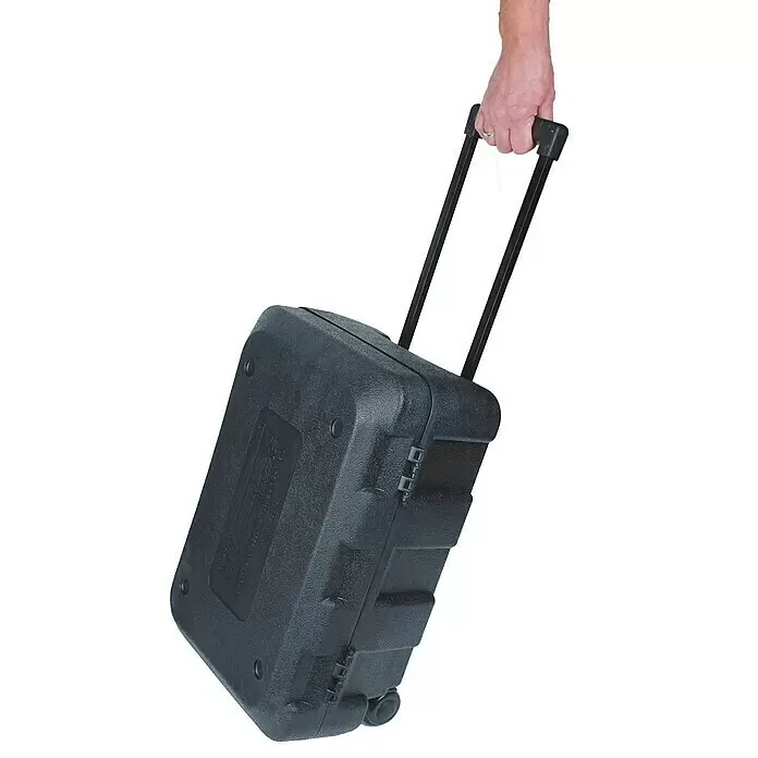 Brüder Mannesmann Maletín de herramientas Green Line - 122 pzs. - Una mano tira de una maleta rígida negra texturizada con ruedas y asa extensible.