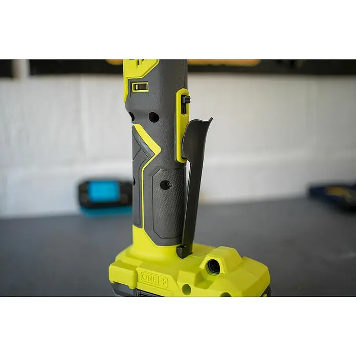 Ryobi ONE+ Akku-Ratschenschrauber R18RW2-0 - 18 V, Ohne Akku, ¼″ - Nahaufnahme eines Ryobi ONE+ Werkzeugs, das die Details des gelb-grauen Designs und der Textur hervorhebt.