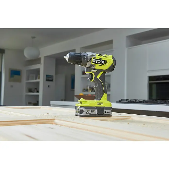 Ryobi ONE+ Akku-Schlagbohrschrauber R18PD5-0 - 18 V, Ohne Akku, 50 Nm - Nahaufnahme eines gelb-schwarzen Ryobi Akku-Bohrschraubers auf einer Holzoberfläche, ideal für Heimwerkerprojekte.