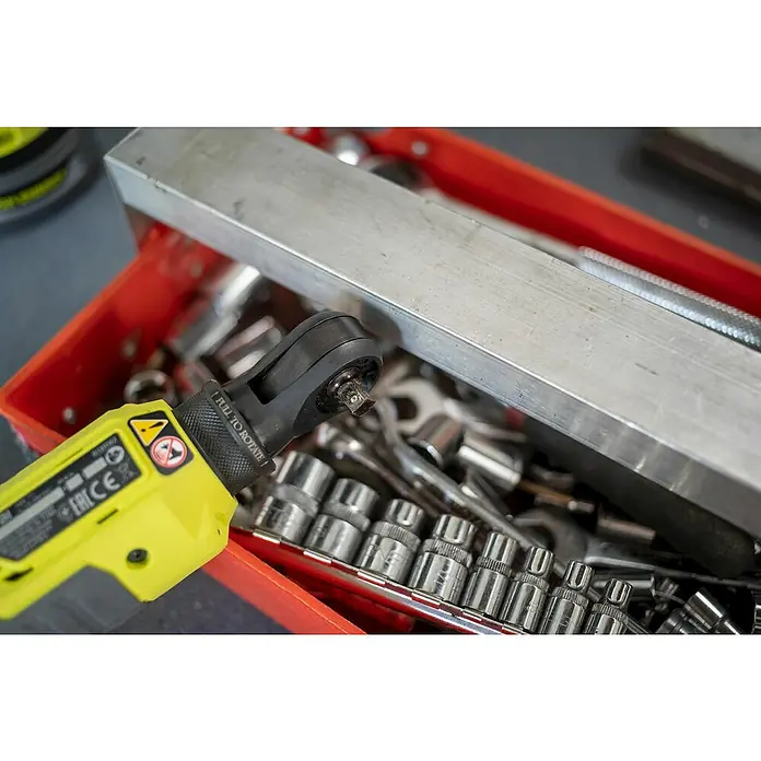 Ryobi ONE+ Akku-Ratschenschrauber R18RW2-0 - 18 V, Ohne Akku, ¼″ - Ein gelb-schwarzer Ryobi-Ratschenschlüssel liegt in einem roten Werkzeugkasten, umgeben von einer Vielzahl von Steckschlüsseln und anderem Werkzeug.