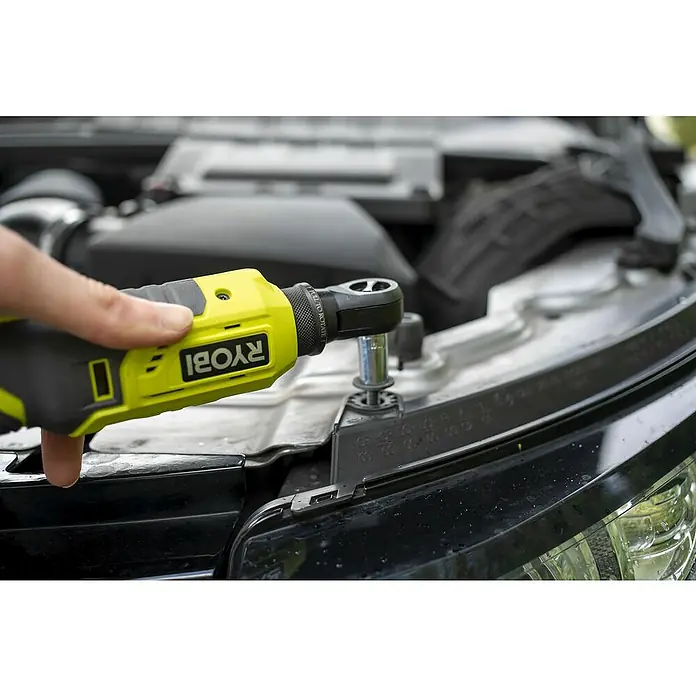 Ryobi ONE+ Akku-Ratschenschrauber R18RW2-0 - 18 V, Ohne Akku, ¼″ - Ryobi Akku-Ratschenschlüssel im Einsatz, ideal für Arbeiten im Motorraum. Das gelbe Werkzeug erleichtert das Schrauben an schwer zugänglichen Stellen.