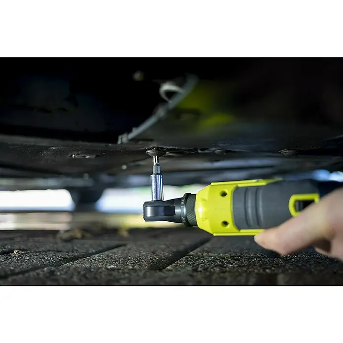 Ryobi ONE+ Akku-Ratschenschrauber R18RW2-0 - 18 V, Ohne Akku, ¼″ - Nahaufnahme eines gelben Ryobi-Ratschenschraubers, der an einem Auto verwendet wird, um Schrauben zu lösen oder festzuziehen, was Präzision und Komfort bietet.