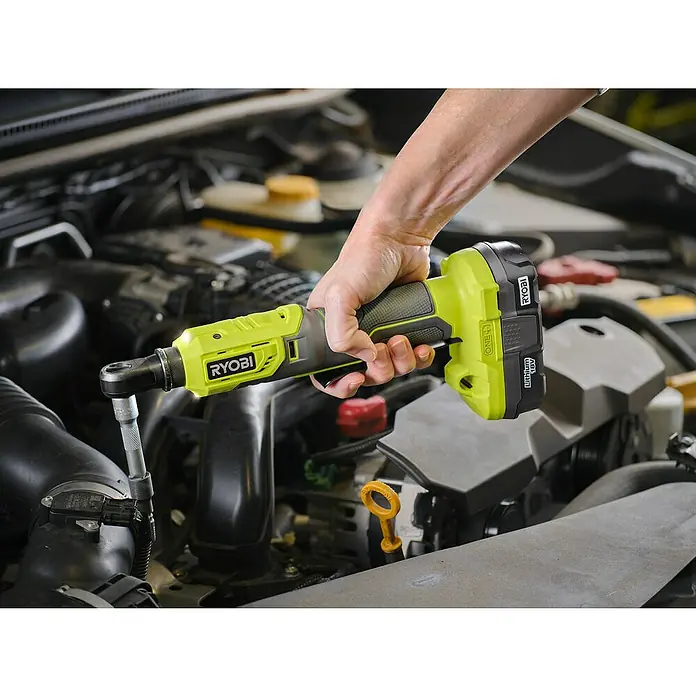 Ryobi ONE+ Akku-Ratschenschrauber R18RW2-0 - 18 V, Ohne Akku, ¼″ - Ein Ryobi Akku-Ratschenschlüssel wird für Reparaturen unter der Motorhaube verwendet. Das Gerät ist gelb-grau und gut sichtbar.